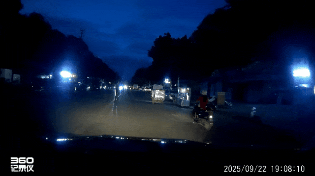 路況_行車(chē)安全注意事項_駕駛觀(guān)察禮讓行人