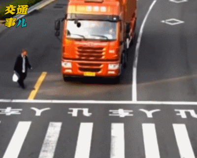 道路交通事故行人盲區_出行提示_大型車(chē)輛盲區避免方法