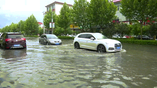 雨天開(kāi)車(chē)注意事項_出行提示_雨天安全出行
