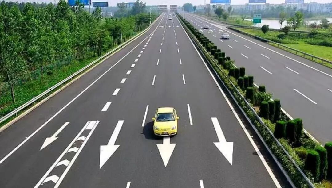 出行提示_緊閉車(chē)門(mén)防風(fēng)沙_大風(fēng)天氣安全駕車(chē)