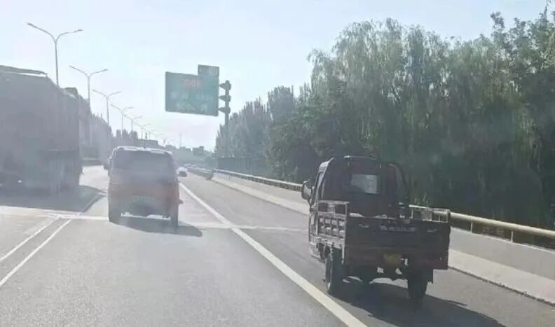 出行提示_大風(fēng)天氣安全駕車(chē)_緊閉車(chē)門(mén)防風(fēng)沙