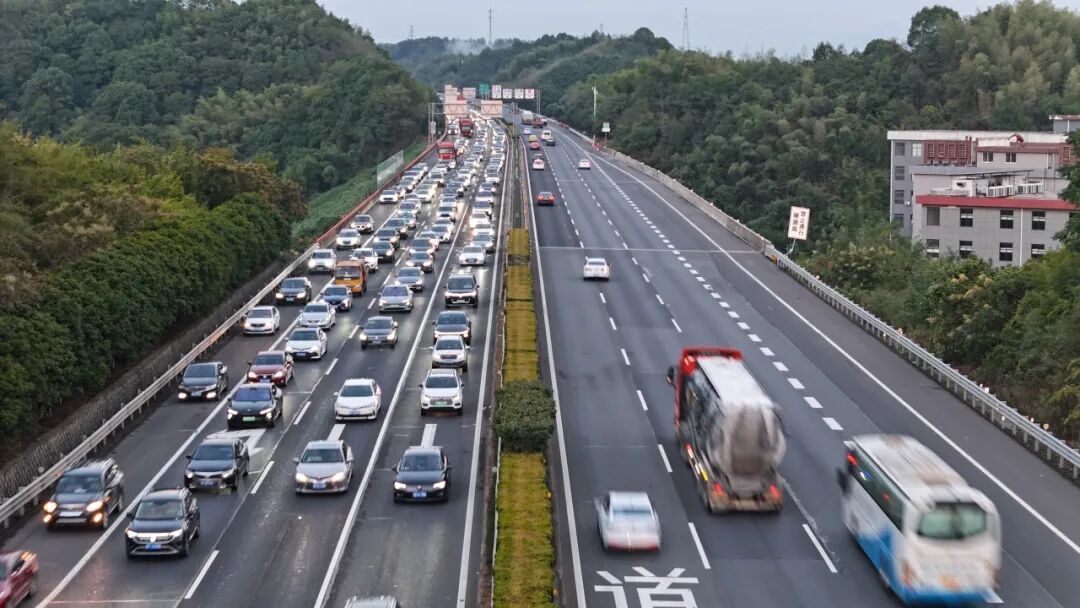 高速行車(chē)安全提示_國慶中秋返程鐵路客流量_出行提示