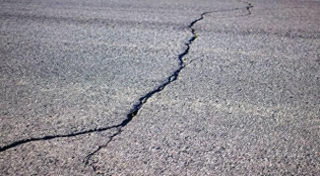 卡車(chē)司機道路磨損_美國公路路況差_路況