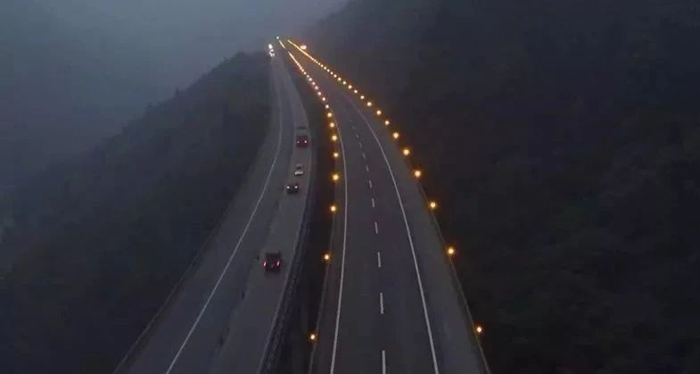 出行提示_低能見(jiàn)度行車(chē)技巧_霧天行車(chē)安全常識