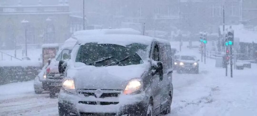 駕車(chē)出行前的準備_出行提示_駕駛雪天車(chē)輛的安全技巧