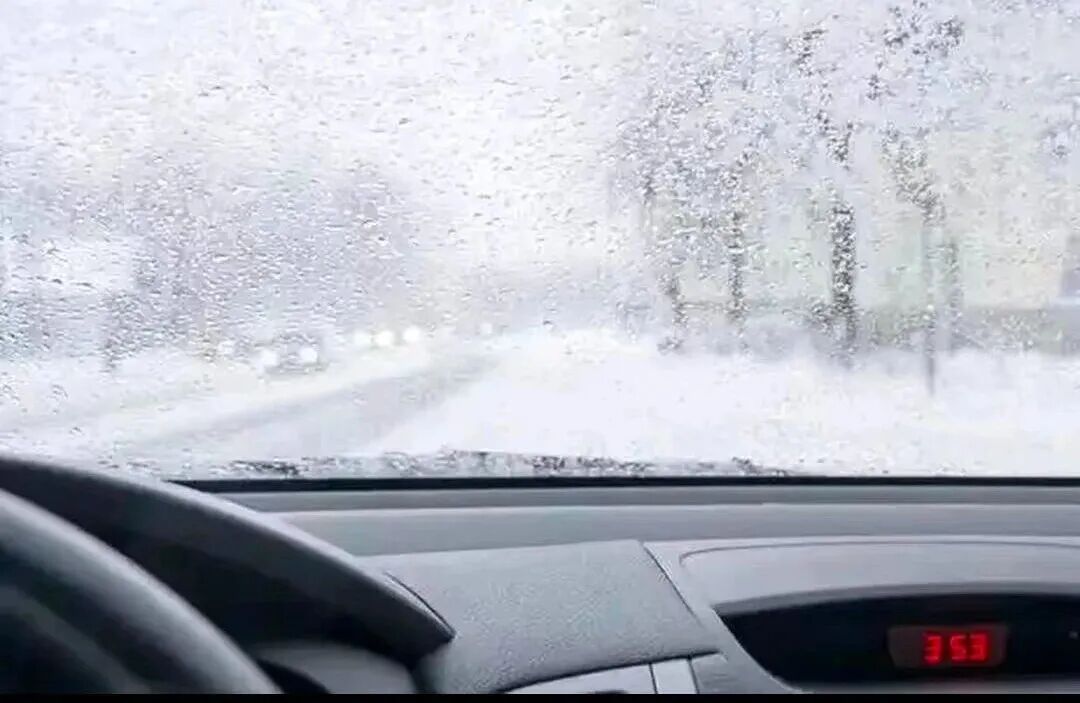 出行提示_駕車(chē)出行前的準備_駕駛雪地車(chē)輛的安全技巧