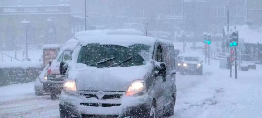 駕車(chē)出行清理車(chē)輛積雪檢查車(chē)燈剎車(chē)輪胎_出行提示_駕駛過(guò)程中控制車(chē)速保持車(chē)距使用燈光謹慎轉彎避免超車(chē)