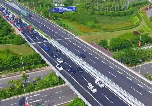 霧天行車(chē)安全常識_低能見(jiàn)度行車(chē)技巧_出行提示