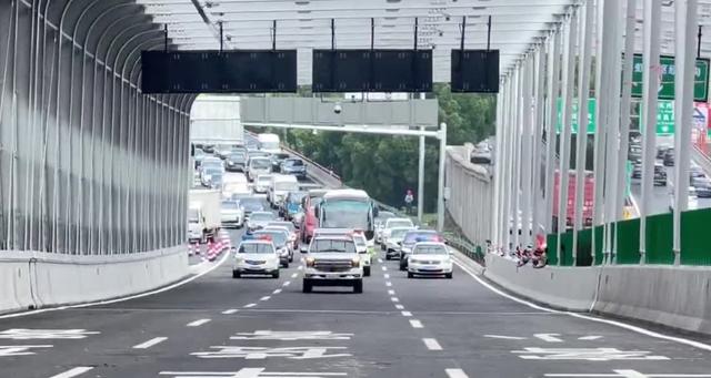 新能源車(chē)占比增長(cháng)_上海交通擁堵升級_限行