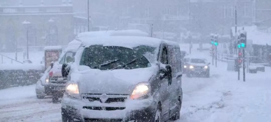駕駛過(guò)程中控制車(chē)速保持車(chē)距使用燈光謹慎轉彎_出行提示_駕車(chē)出行清理車(chē)輛積雪檢查車(chē)燈剎車(chē)輪胎