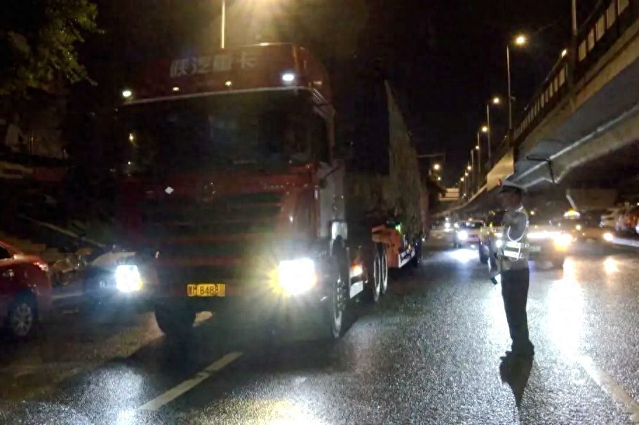 禁行_貨運車(chē)輛超載整治行動(dòng)_哈爾濱市公安局交管部門(mén)夏季道路交通安全整治