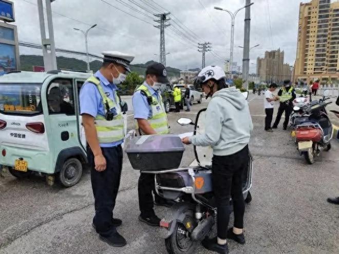 黃色臨時(shí)標識牌禁行_禁行_電動(dòng)車(chē)號牌新規