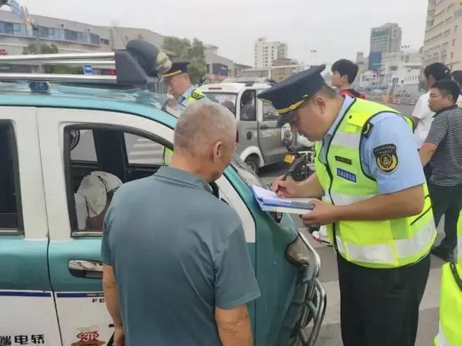 禁行_黃色臨時(shí)標識牌禁行_電動(dòng)車(chē)號牌新規