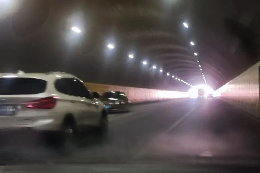 騎車(chē)保暖防滑安全_斷崖式降溫開(kāi)車(chē)須知_出行提示