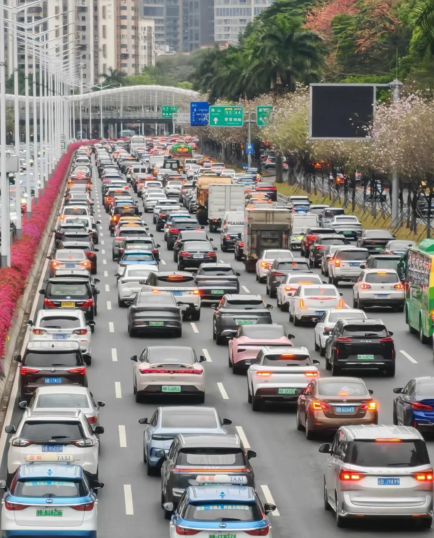 深圳外地車(chē)限行政策調整_限行_免限行申請次數翻倍