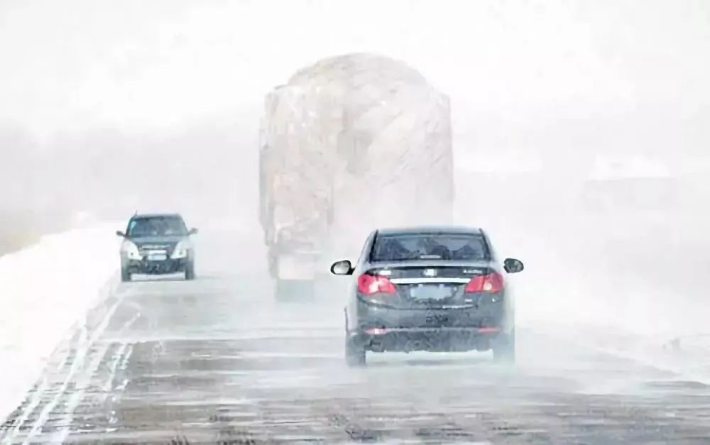 雪地行車(chē)安全技巧_降雪天氣開(kāi)車(chē)注意事項_出行提示