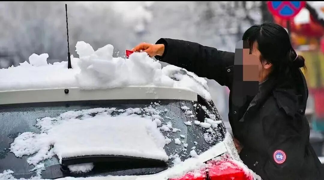 駕車(chē)出行清理車(chē)輛積雪檢查車(chē)燈剎車(chē)輪胎_駕駛過(guò)程中控制車(chē)速保持車(chē)距使用燈光謹慎轉彎避免超車(chē)_出行提示