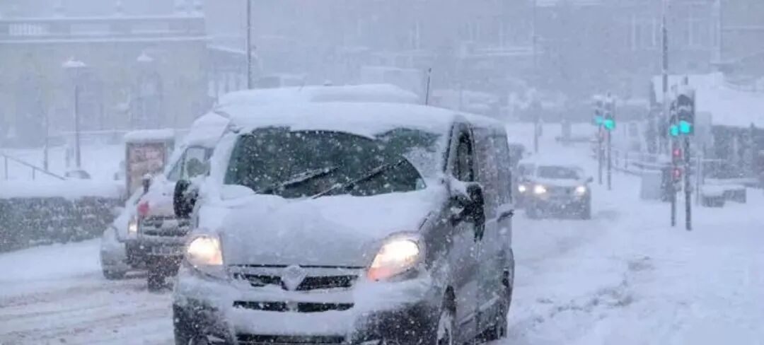 駕車(chē)出行清理車(chē)輛積雪檢查車(chē)燈剎車(chē)輪胎_出行提示_駕駛過(guò)程中控制車(chē)速保持車(chē)距使用燈光謹慎轉彎避免超車(chē)