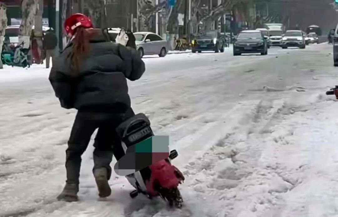 駕車(chē)出行清理車(chē)輛積雪檢查車(chē)燈剎車(chē)輪胎_駕駛過(guò)程中控制車(chē)速保持車(chē)距使用燈光謹慎轉彎避免超車(chē)_出行提示