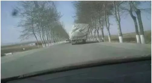 大風(fēng)天氣車(chē)輛行駛技巧_大風(fēng)天氣行車(chē)安全注意事項_出行提示