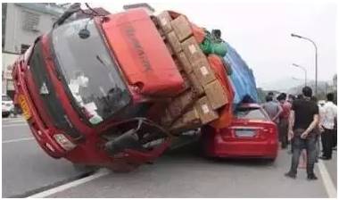 大風(fēng)天氣行車(chē)安全注意事項_出行提示_大風(fēng)天氣車(chē)輛行駛技巧