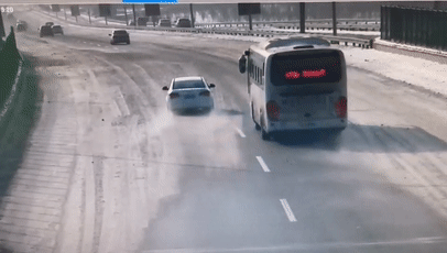 出行提示_冰雪路面行車(chē)注意事項_雨雪天安全駕駛技巧
