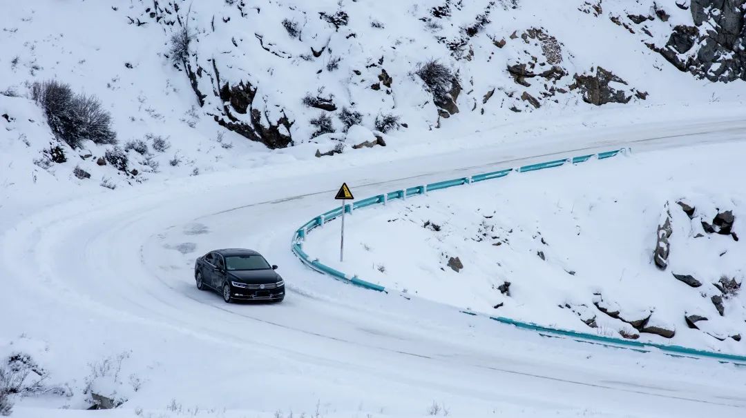 雨雪天安全駕駛技巧_出行提示_冰雪路面行車(chē)注意事項