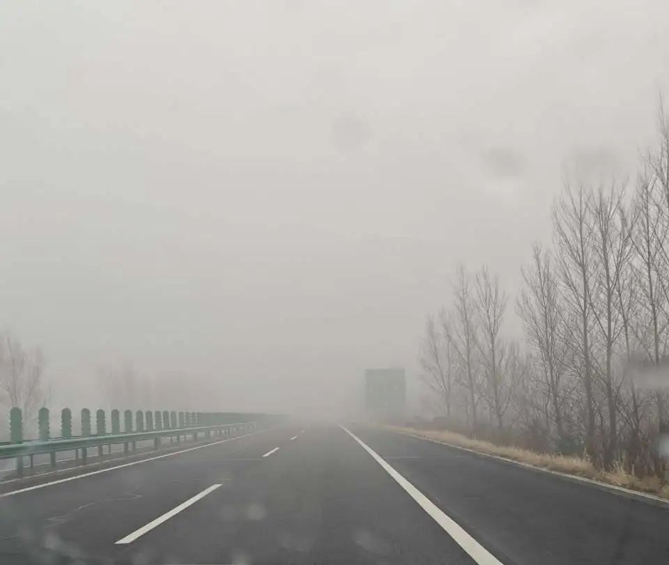 雨天行車(chē)安全提示_出行提示_雨霧天氣安全駕駛指南