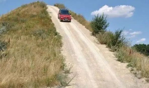 路況_不同路況剎車(chē)法則_剎車(chē)技巧