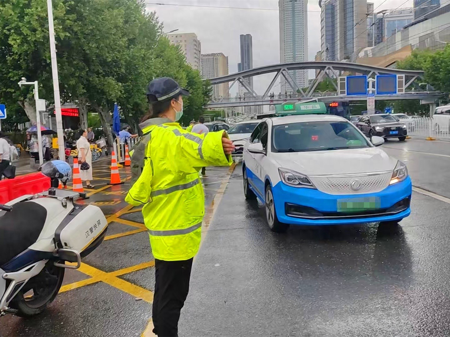 武漢雨天晚高峰交通壓力_武漢交警惡劣天氣應急預案_出行提示