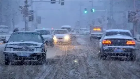 出行提示_吉林省雪天出行指南_雪后路滑行車(chē)安全