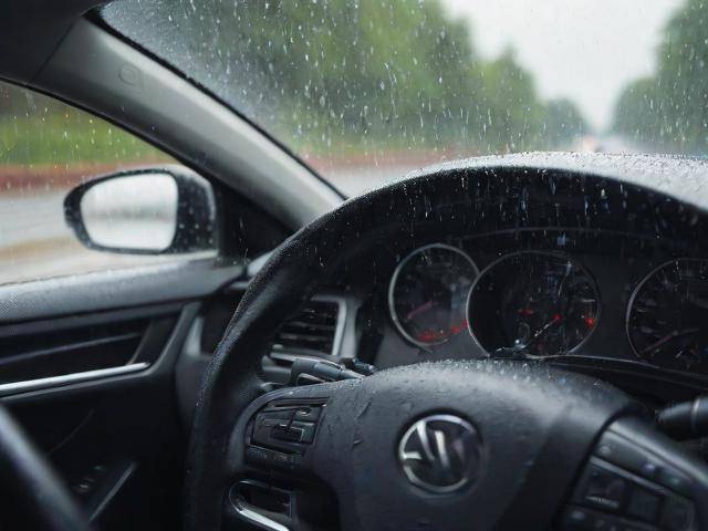 城市道路與雨天駕駛技巧：跟車(chē)變道有講究，輪胎雨刮要注意